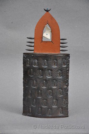 č.O10, Gotický objekt, v=36 cm, cena 6000 Kč